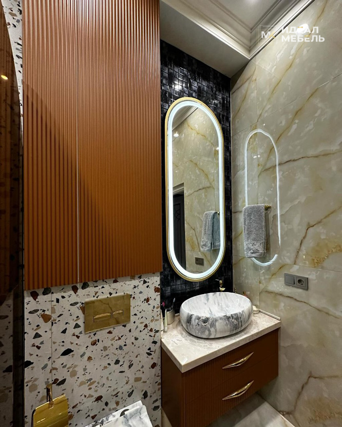 Парящая тумба со шкафом над инсталляцией с рифлеными фасадами — изображение 3