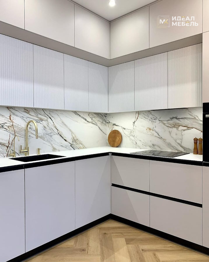 Угловая встроенная кухня с фартуком под мрамор и стеклянной витриной №26 — изображение 2