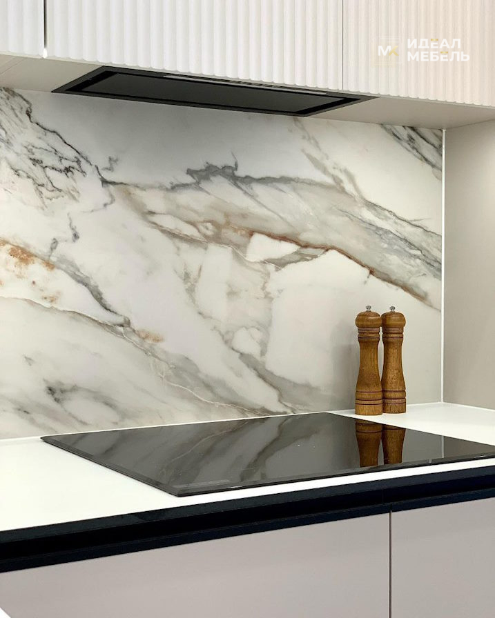 Угловая встроенная кухня с фартуком под мрамор и стеклянной витриной №26 — изображение 3