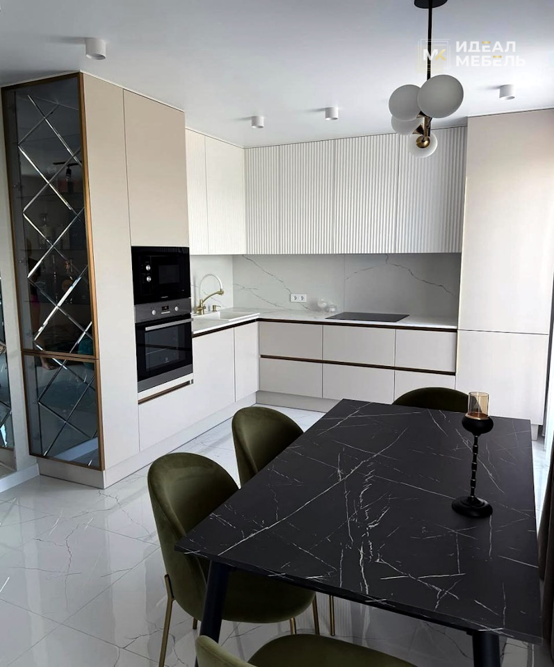 Светлая эстетичная кухня минимализм с фасадами МДФ крашеный Волна №26