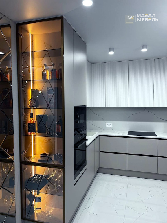 Светлая эстетичная кухня минимализм с фасадами МДФ крашеный Волна №26 — изображение 3