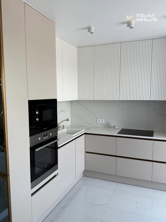 Светлая эстетичная кухня минимализм с фасадами МДФ крашеный Волна №26 — изображение 2