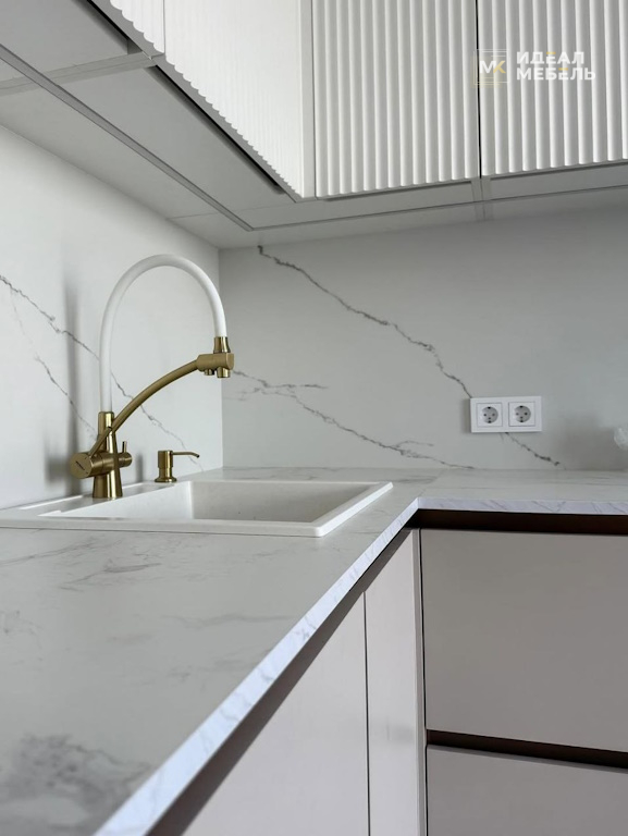 Светлая эстетичная кухня минимализм с фасадами МДФ крашеный Волна №26 — изображение 4