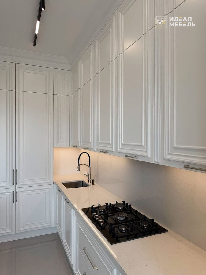 Угловая белая кухня с островом в классическом стиле премиального качества №11 — изображение 5
