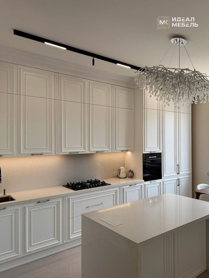 Угловая белая кухня с островом в классическом стиле премиального качества №11 — изображение 4