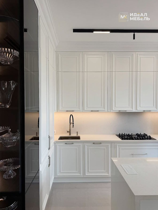Угловая белая кухня с островом в классическом стиле премиального качества №11 — изображение 3