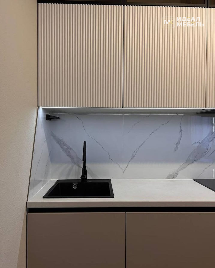 Линейная кухня 3 метра с серо-белыми матовыми фасадами и стеклянными антресолями №12 — изображение 5