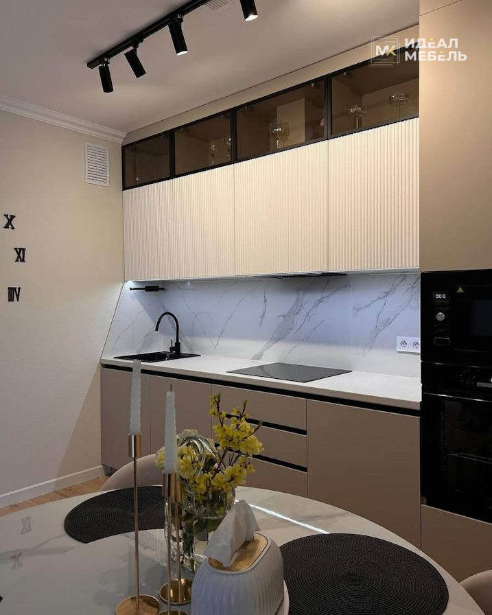 Линейная кухня 3 метра с серо-белыми матовыми фасадами и стеклянными антресолями №12 — изображение 3